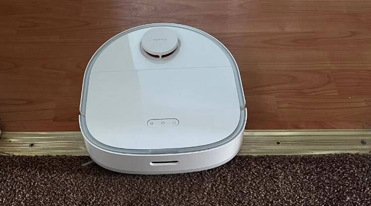 The Dreame Bot W10 moving from carpet to hard floor