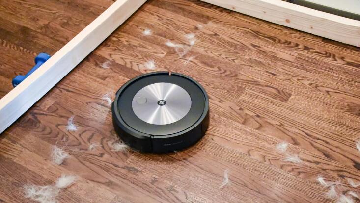 iRobot Roomba j7+ cleaning dog fur